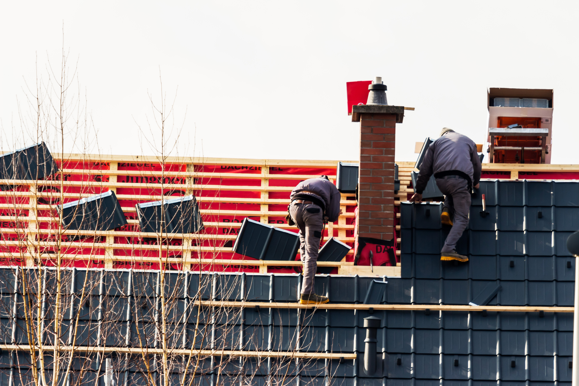 Dachdecker decken ein Dach neu ein | R&S Roofing